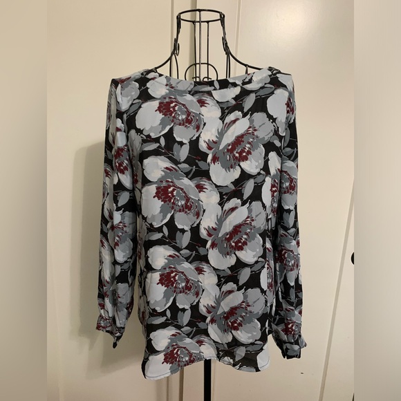 Beautiful blouse ❤️ - Picture 1 of 3